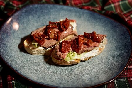 Брускетта с ростбифом и вялеными томатами