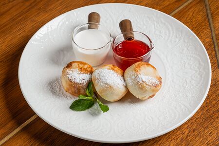 Сырники со сметаной и клубничным джемом