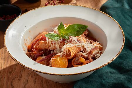 Ригатони с говядиной в томатном соусе