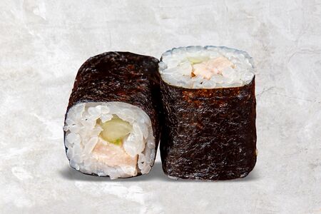 Ролл с копчёной курицей и огурцом