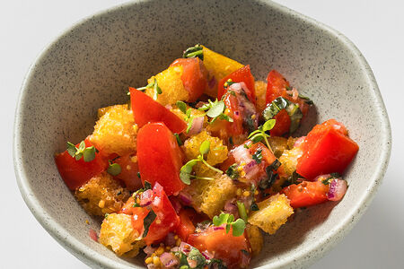 Томаты с чиабаттой и базиликом