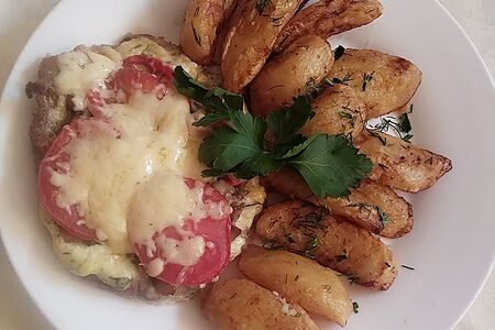 Мясо по-французски с картофельными дольками