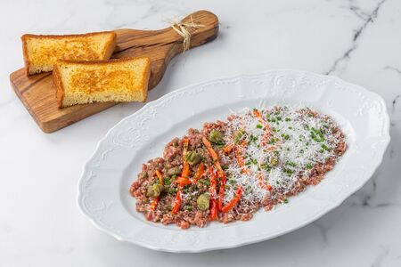 Тартар из говядины с печёными перцами конфи