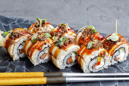 Ролл Канада с угрем и лососем