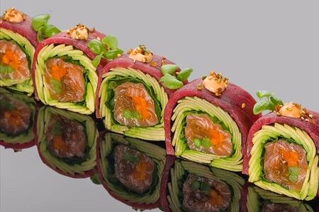 Ролл сашими с тунцом еллоуфин, лососем и авокадо