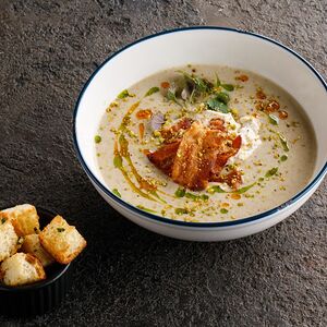 Грибной крем-суп с ореховым муссом и хрустящим беконом