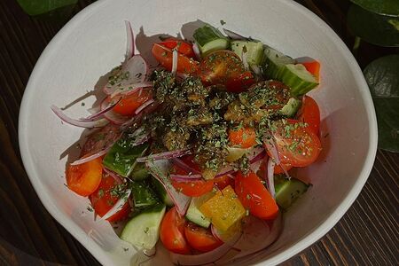 Овощной салат с ореховой заправкой