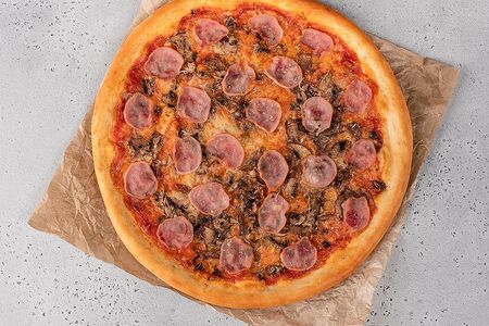 Пицца с ветчиной и грибами