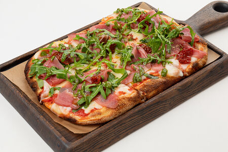 Римская пицца с утиным прошутто и руколой