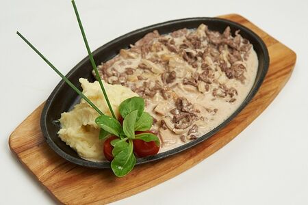 Бефстроганов из говяжьей вырезки с картофельным пюре