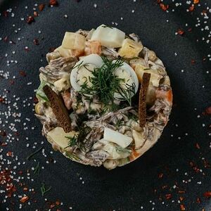 Салат Оливье с говядиной