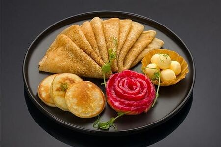 Блины и мини-оладушки со слабосоленым лососем гравлакс