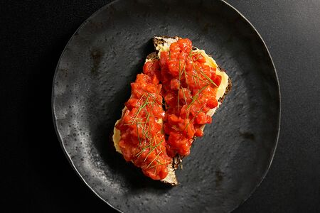 Тартар из нерки на ржаном хлебе со сливочным маслом