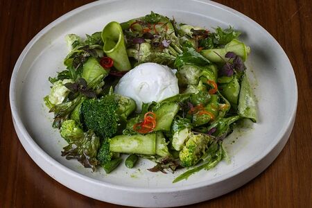 Зеленый салат с соусом песто и яйцом пашот