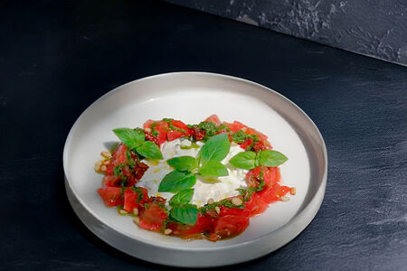 Розовые томаты со страчателлой и соусом песто