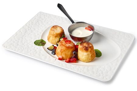 Творожные сырники с ягодами