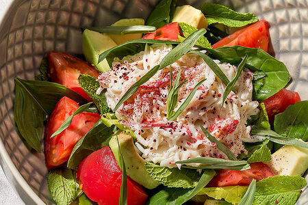 Салат с крабом, авокадо и томатами