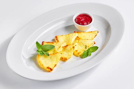 Халуми жареный с ягодным соусом