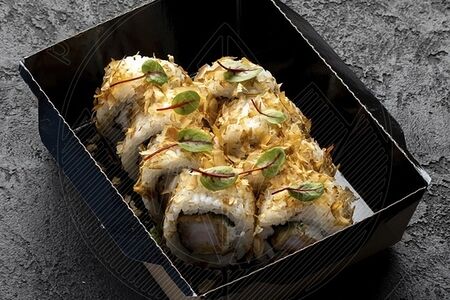 Эби-ролл с сыром и стружкой тунца