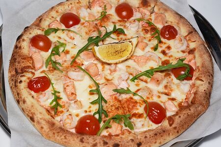 Пицца С лососем и креветками 