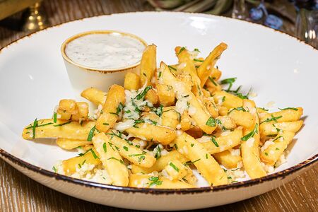 Картофель фри с пармезаном и сырным соусом