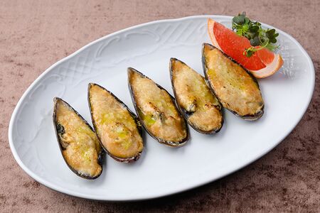 Мидии, запеченные с кремом из чеснока