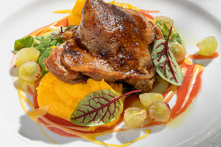 Утиная ножка с бататом и сливовым соусом