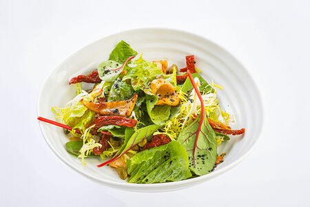 Теплый салат с кальмаром и средиземноморской заправкой