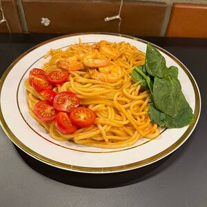 Паста с креветками, помидорами черри и шпинатом