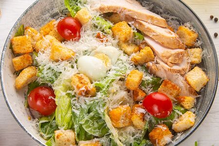 Салат Цезарь с куриной грудкой су-вид