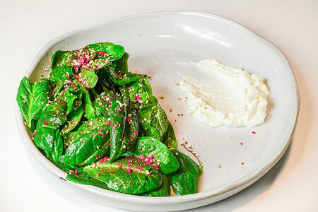 Салат из мини-шпината с козьим сыром