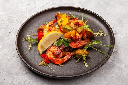 Королевские креветки с овощным рататуем