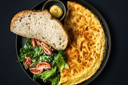 Французский деревенский омлет с сыром моцарелла