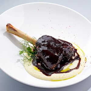 Томленая баранья голень с пюре