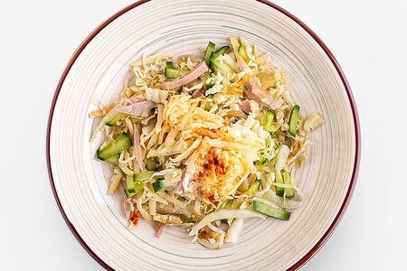 Салат с ветчиной и яичным блином