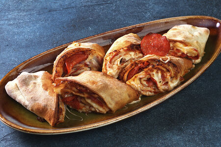 Стромболи с пепперони и курицей