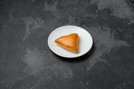 Пирожок с капустой и яйцом