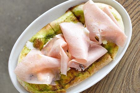 Лепёшка с мортаделлой и песто