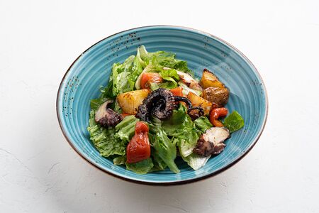 Теплый салат с осьминогом гриль и печеным картофелем