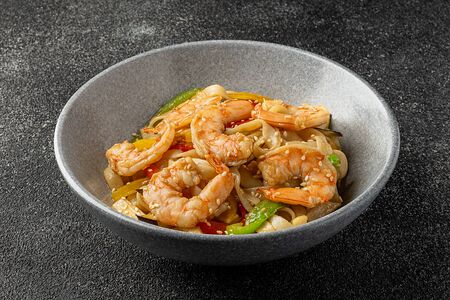 Пшеничная лапша с креветками