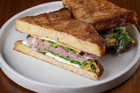 Сэндвич с тунцом, яйцом и медово-горчичным соусом