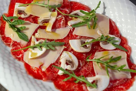 Карпаччо из говядины с рукколой и пармезаном 