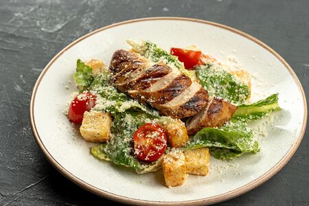 Цезарь с курицей гриль, салатом романо и пармезаном