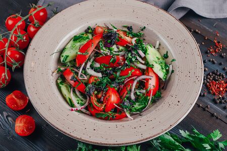 Салат из свежих овощей по-грузински с оливковым маслом