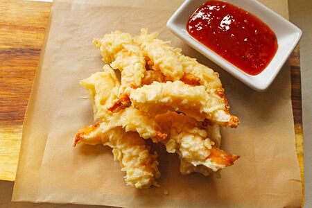 Креветки в темпуре с соусом свит чили