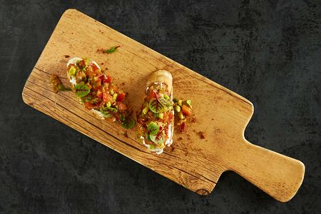 Брускетта с авокадо и томатами