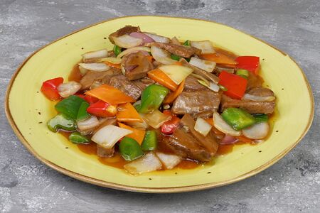 Говяжий язык с овощами