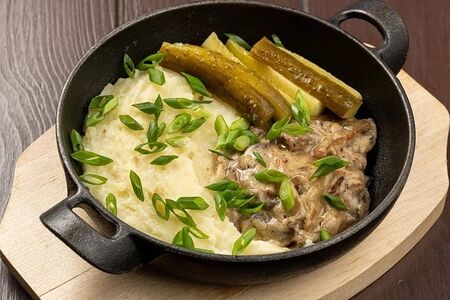 Бефстроганов с картофельным пюре