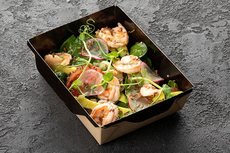 Салат с креветками, авокадо и семенами льна