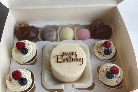 Набор Бенто-торт, моти и капкейки Happy bitrhday